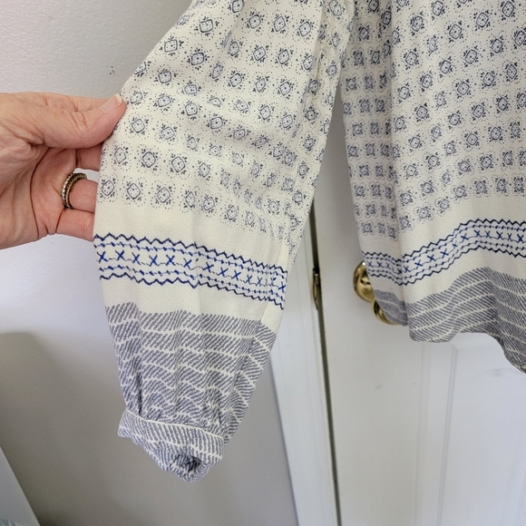 GAP White Blue Print Flowy V Neck Long Sleeve Women's Blouse Casual Size XL - Picture 4 of 10